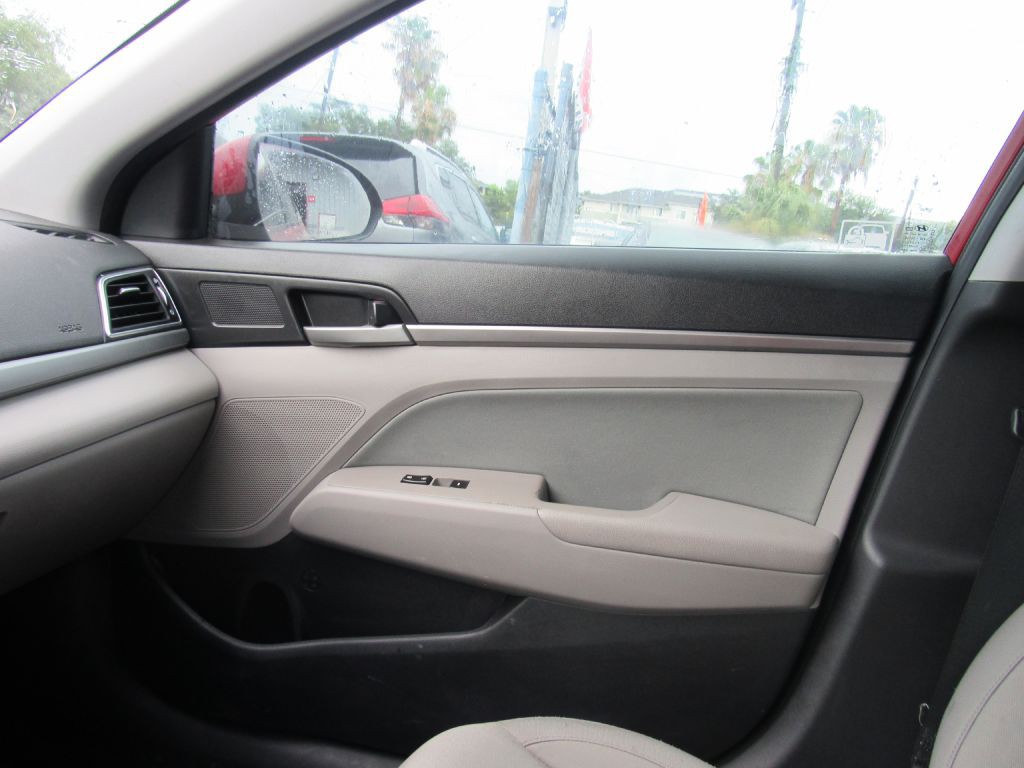 2017 Hyundai Elantra Image 18