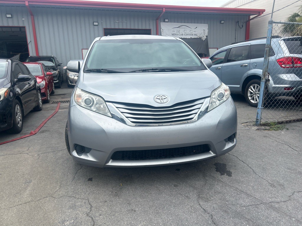 2015 Toyota Sienna Image 1