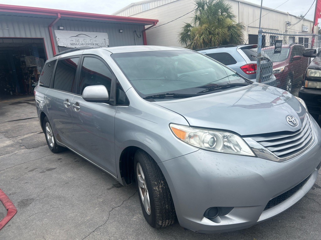 2015 Toyota Sienna Image 2