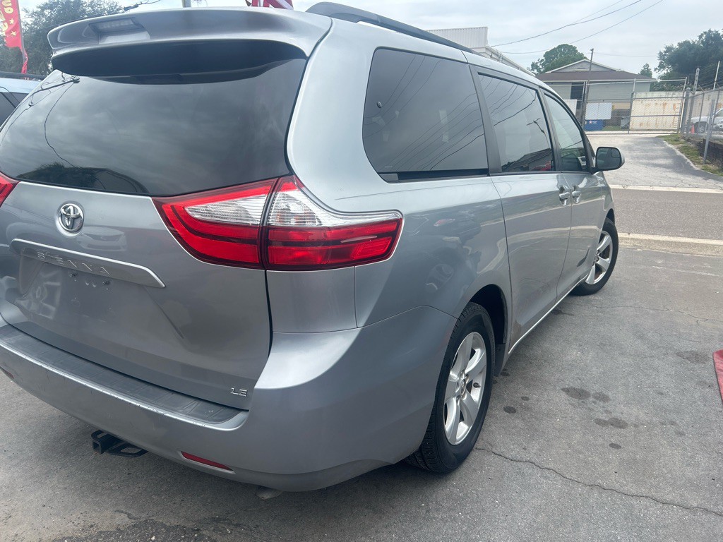 2015 Toyota Sienna Image 3