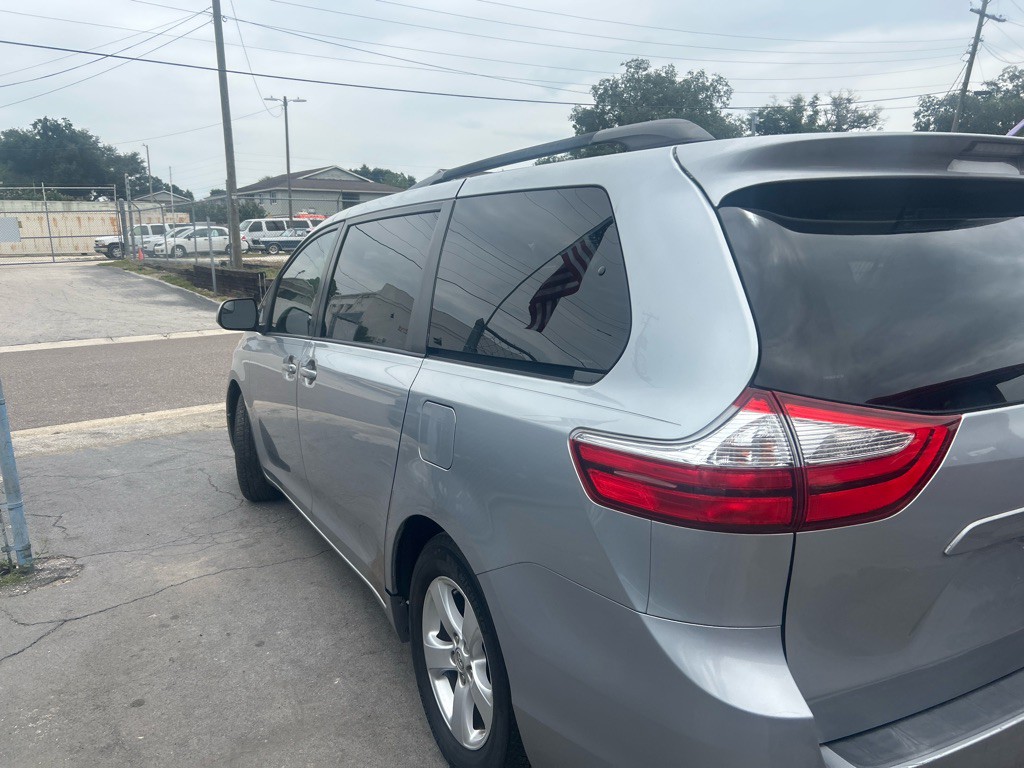 2015 Toyota Sienna Image 5