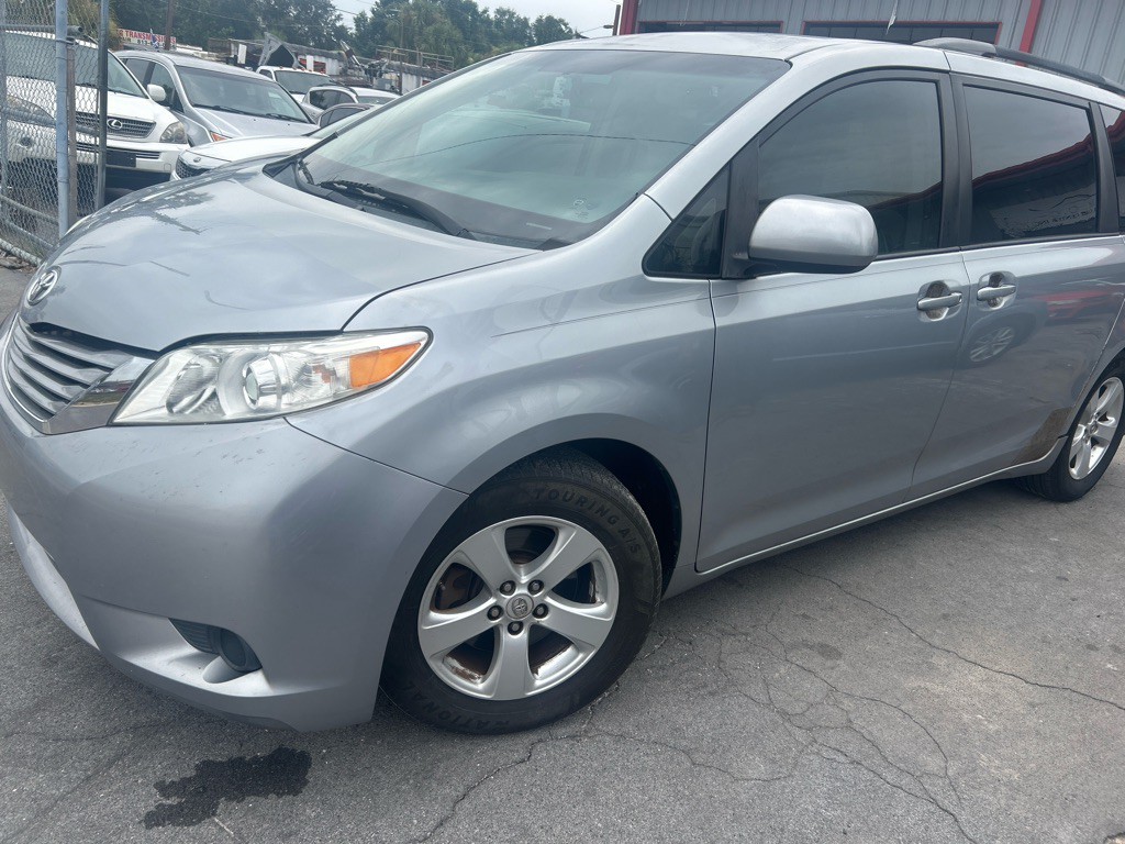 2015 Toyota Sienna Image 6