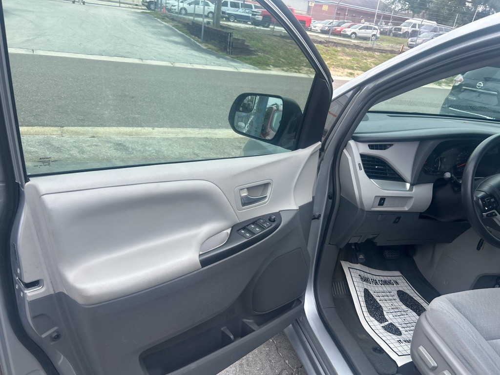 2015 Toyota Sienna Image 7