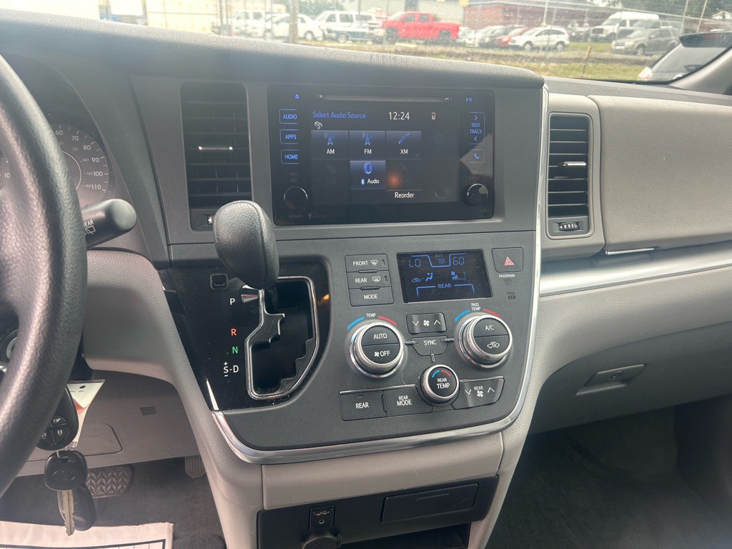 2015 Toyota Sienna Image 9
