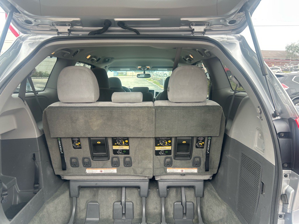 2015 Toyota Sienna Image 11