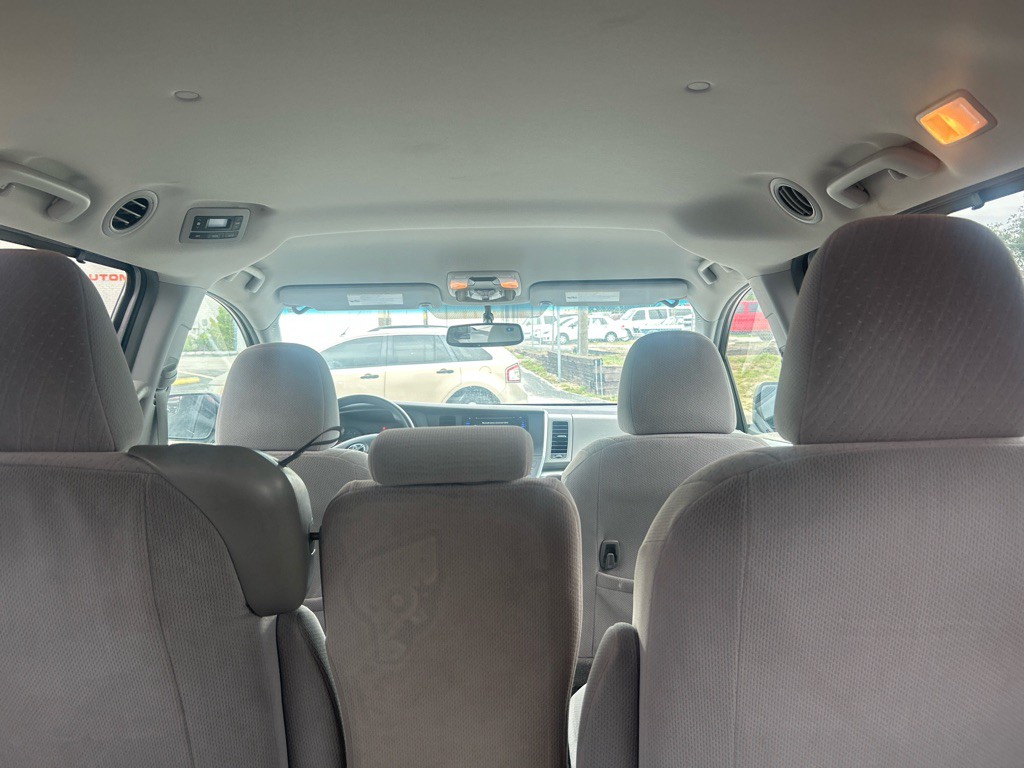 2015 Toyota Sienna Image 12
