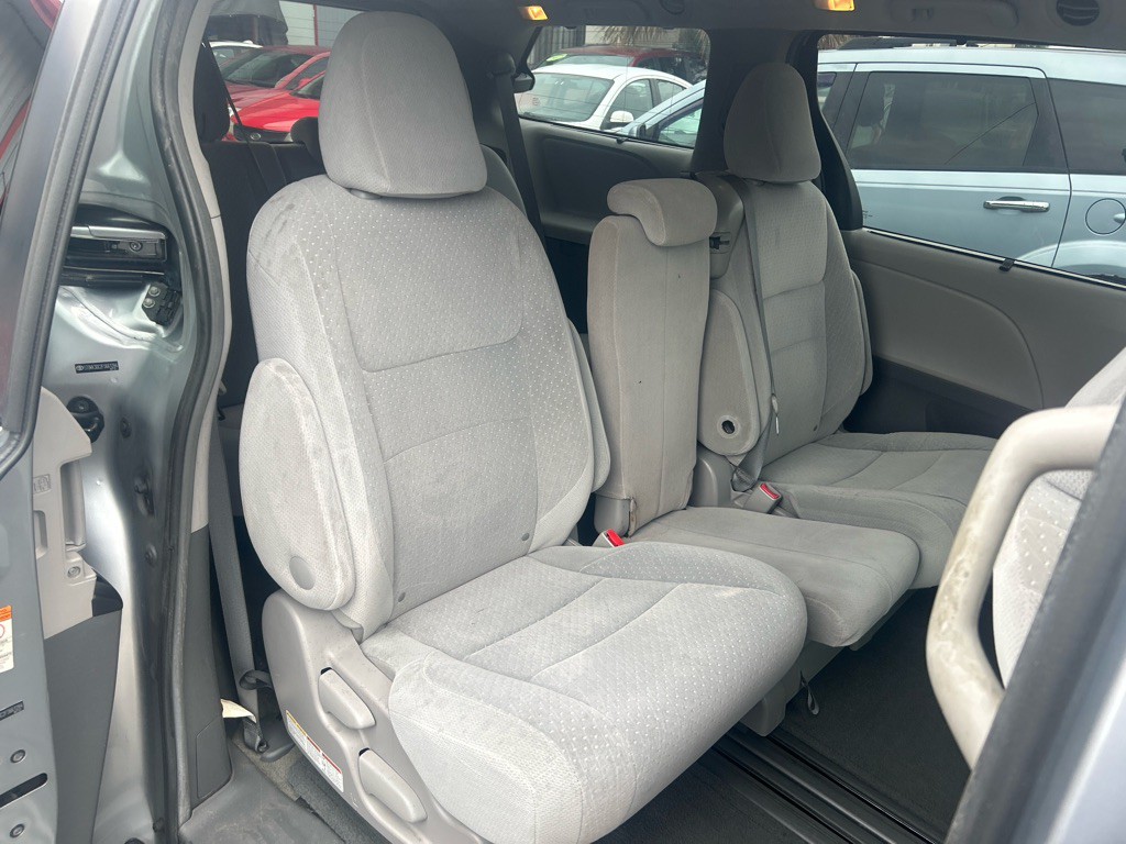 2015 Toyota Sienna Image 13