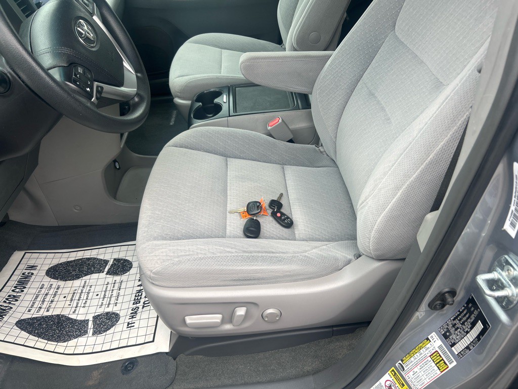 2015 Toyota Sienna Image 15