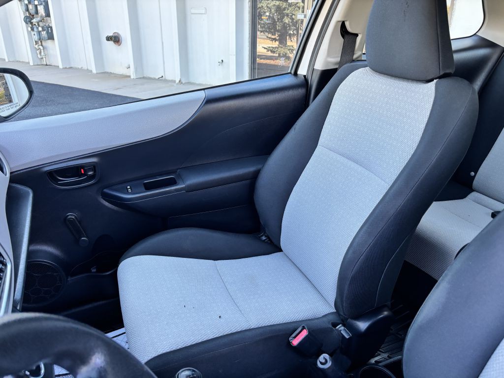2013 Toyota Yaris Image 13