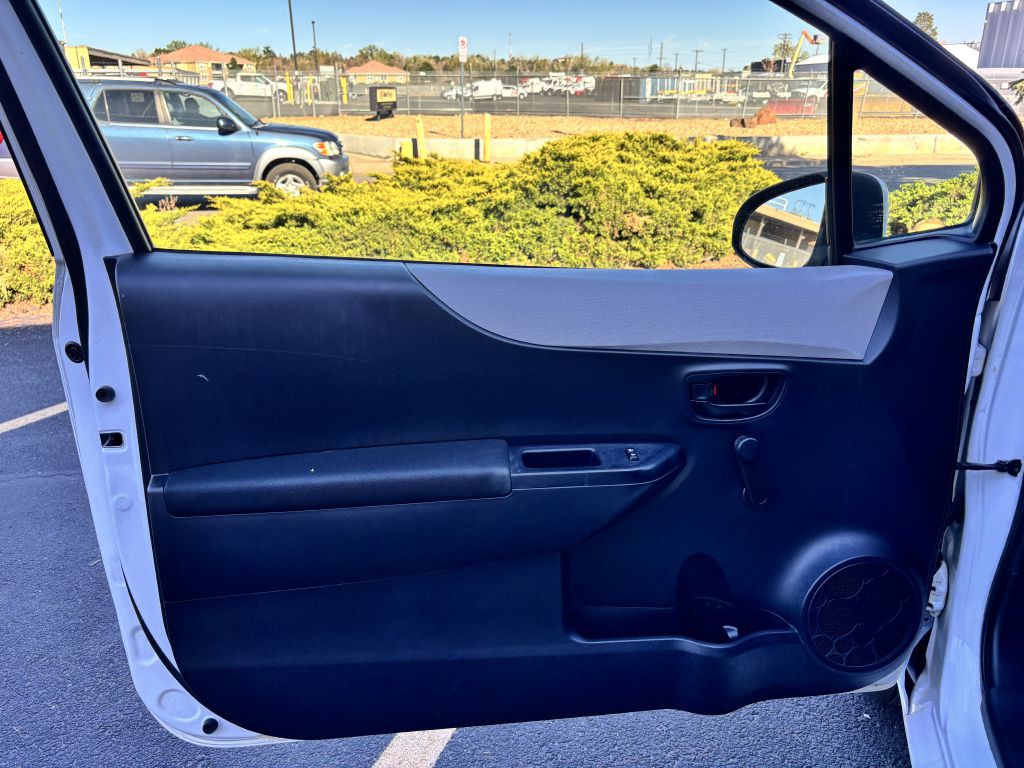 2013 Toyota Yaris Image 15