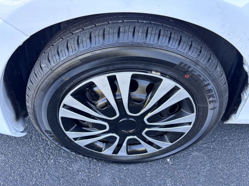 2013 Toyota Yaris Image 24