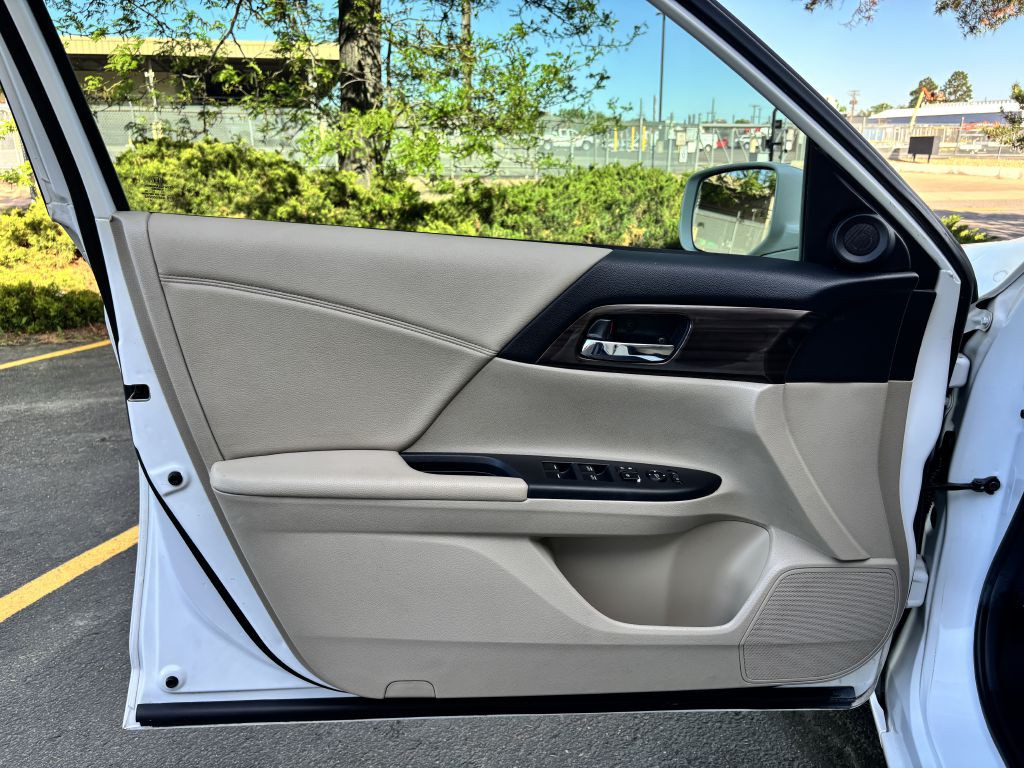 2017 Honda Accord Image 16