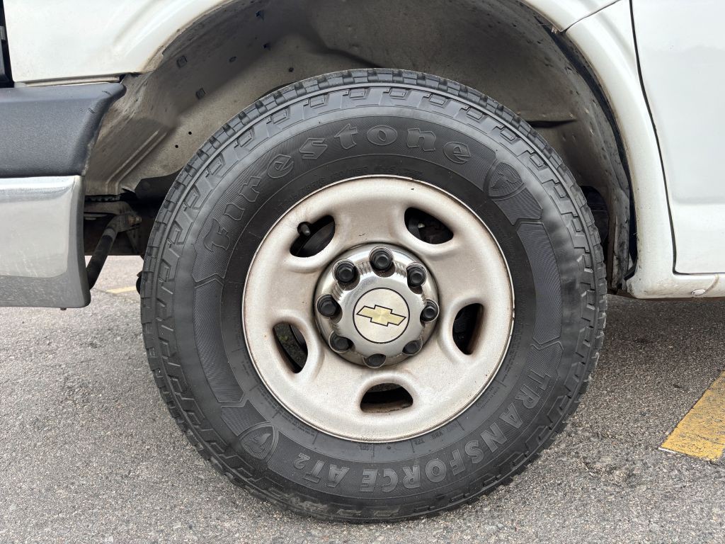 2012 Chevrolet Express Image 24