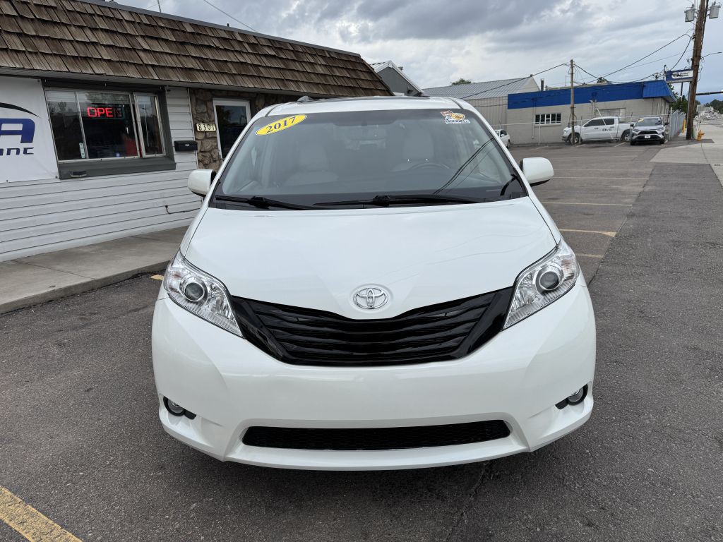 2017 Toyota Sienna Image 2