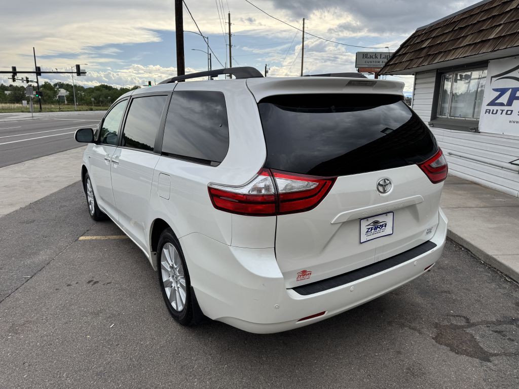 2017 Toyota Sienna Image 5