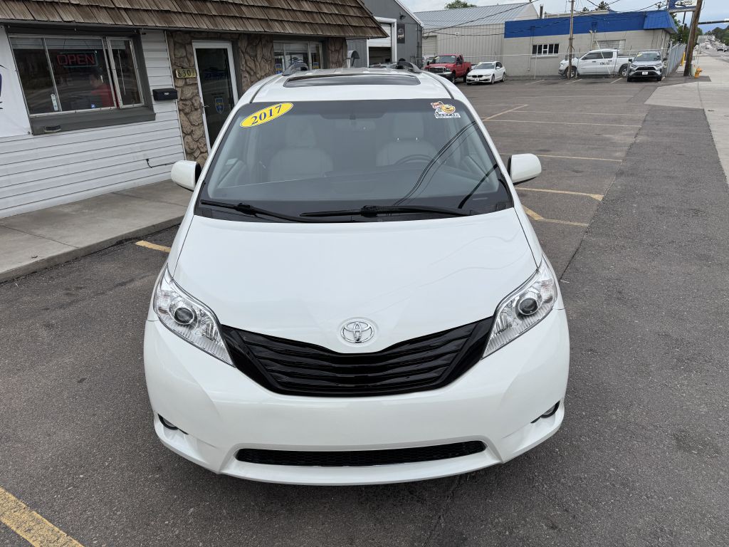 2017 Toyota Sienna Image 10