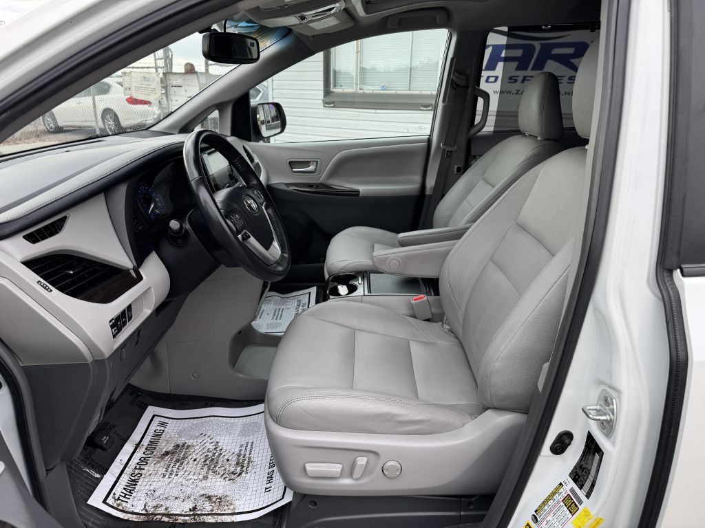 2017 Toyota Sienna Image 11