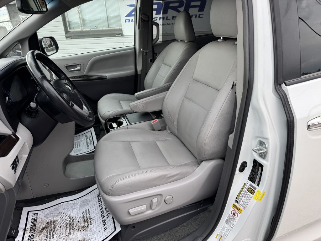 2017 Toyota Sienna Image 12