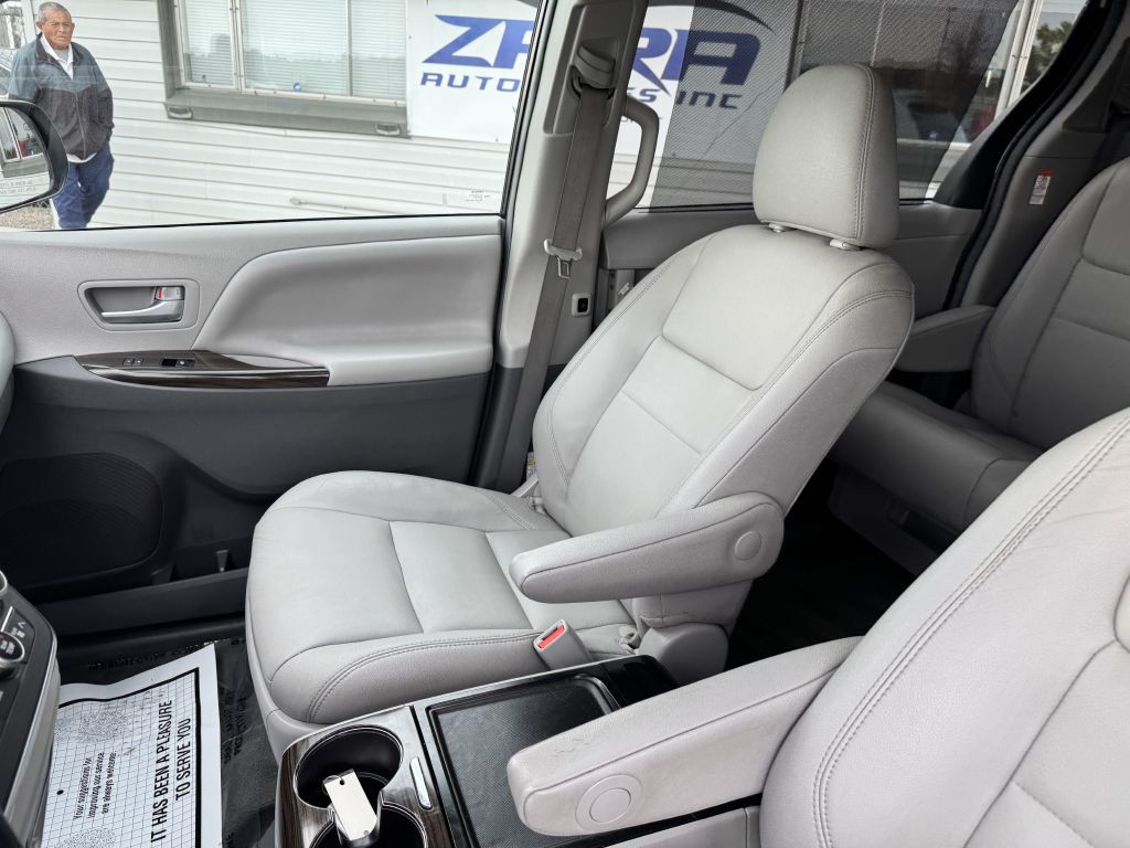 2017 Toyota Sienna Image 13
