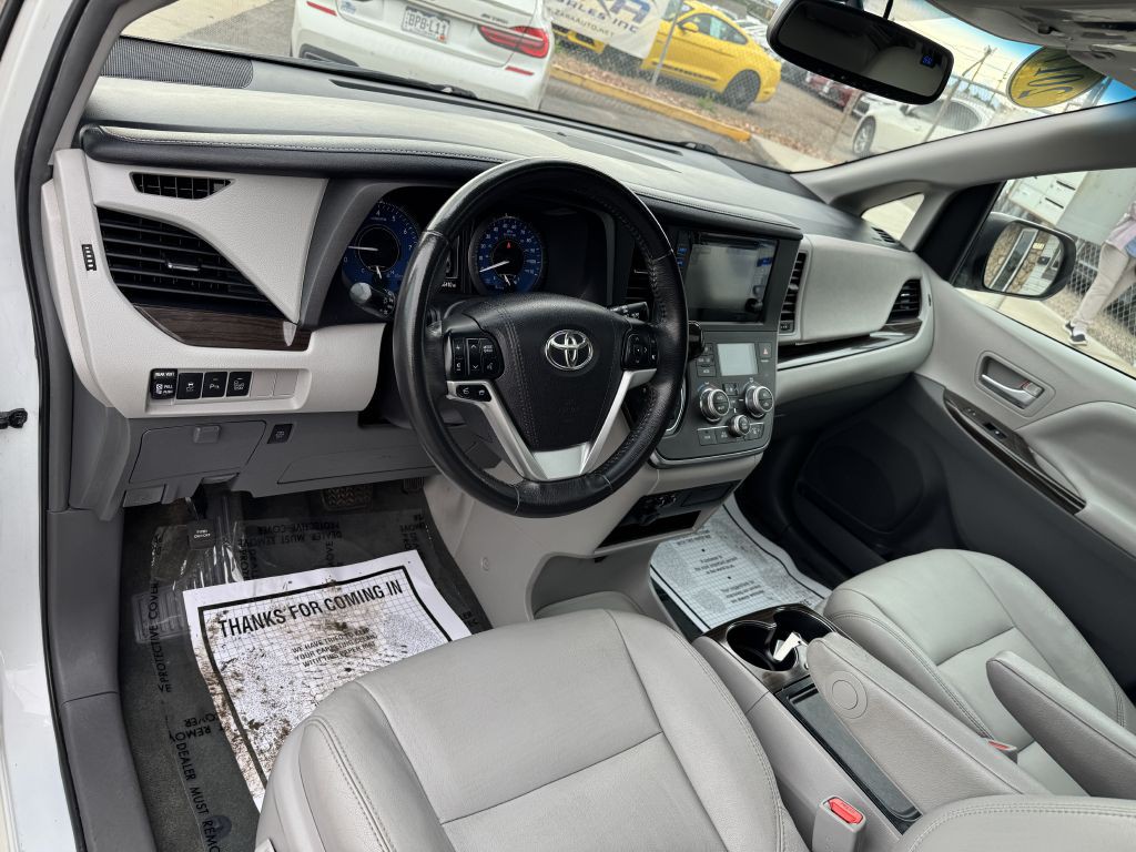 2017 Toyota Sienna Image 14