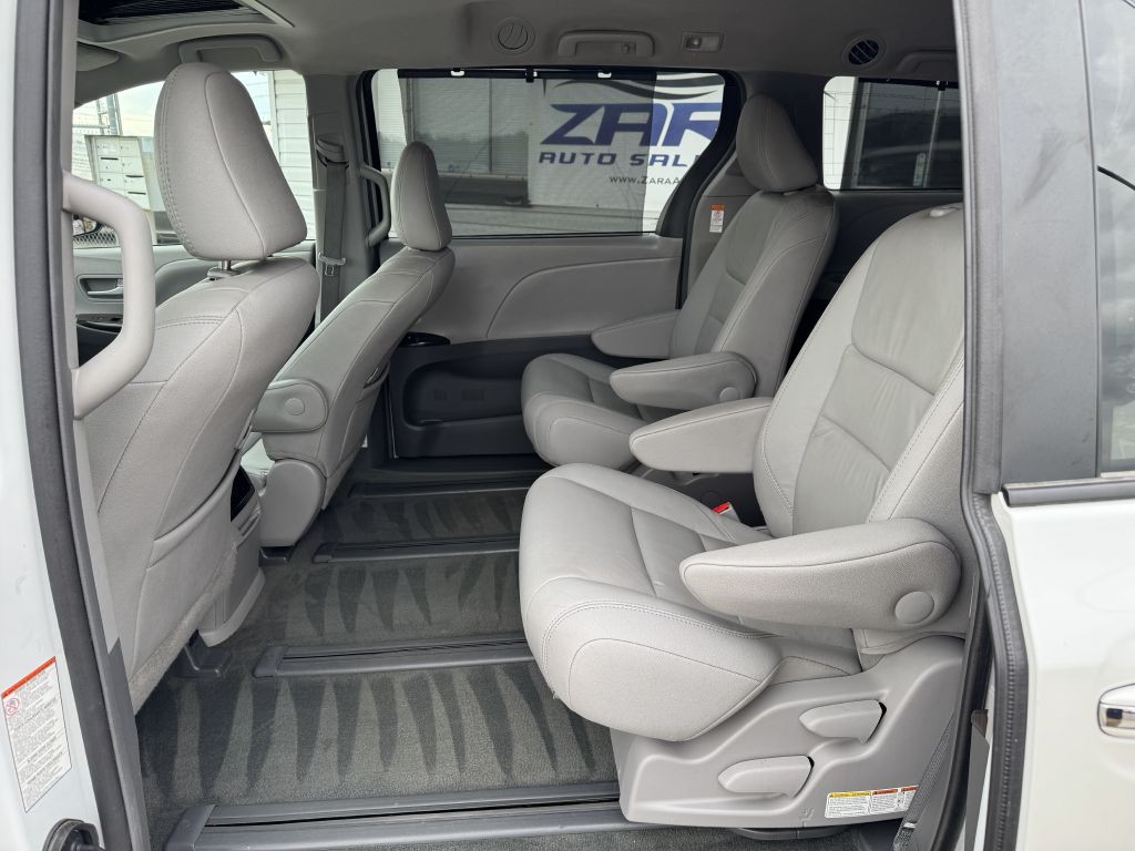 2017 Toyota Sienna Image 17