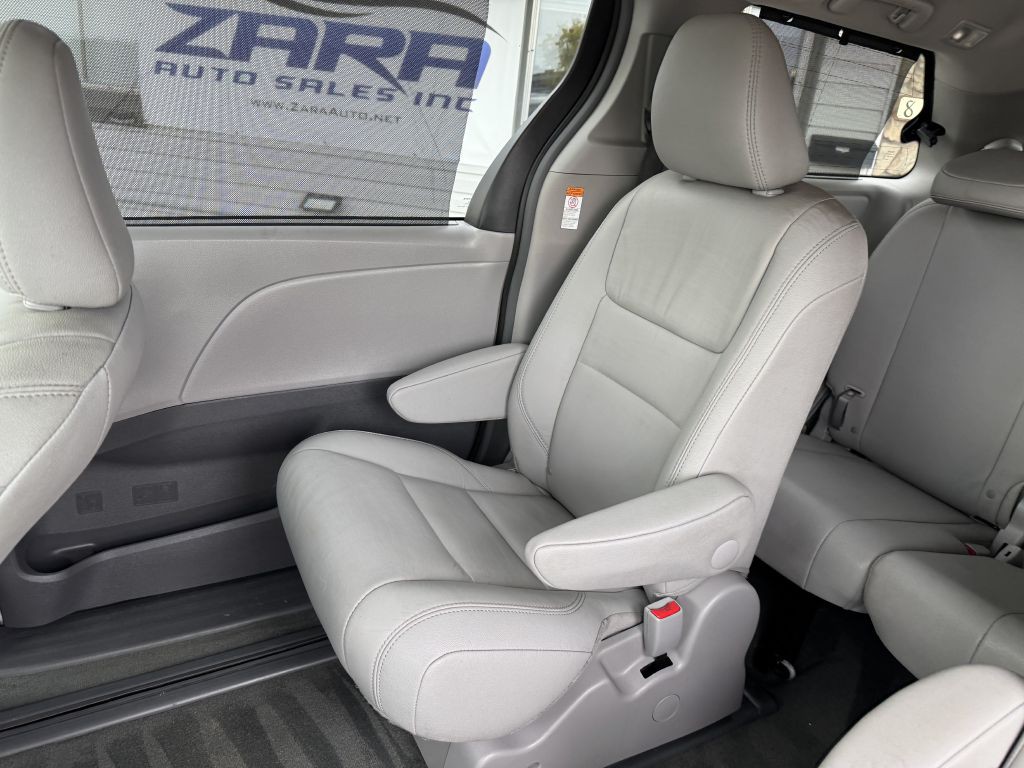 2017 Toyota Sienna Image 18