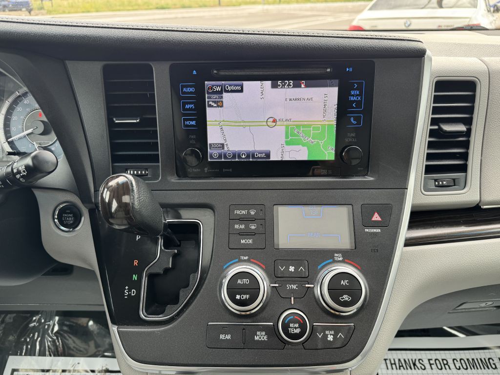 2017 Toyota Sienna Image 21