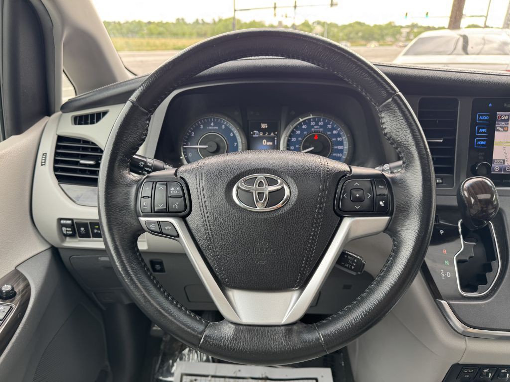 2017 Toyota Sienna Image 22