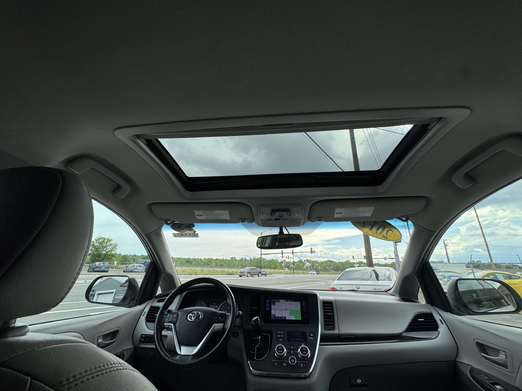 2017 Toyota Sienna Image 26
