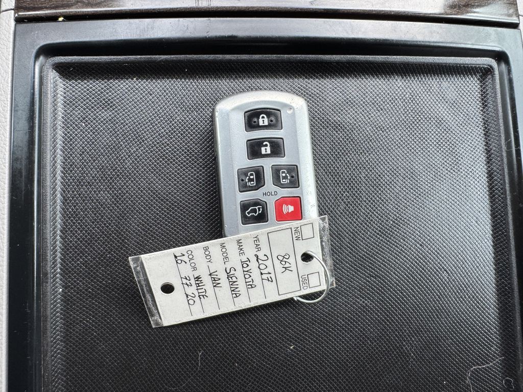 2017 Toyota Sienna Image 30