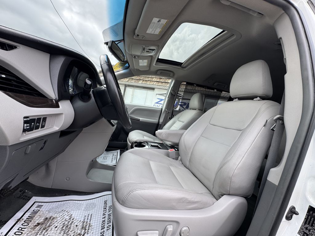 2017 Toyota Sienna Image 31