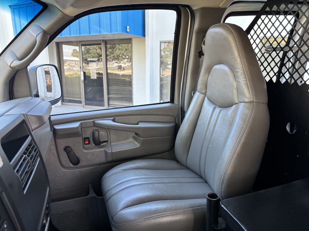 2005 Chevrolet Express Image 13