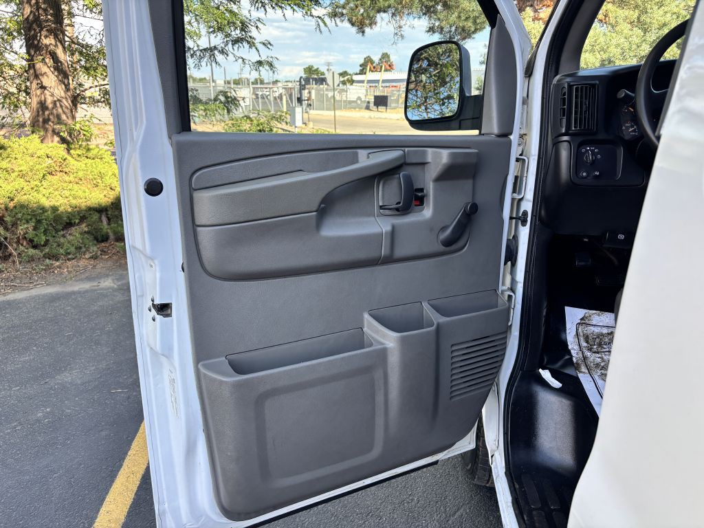 2005 Chevrolet Express Image 14
