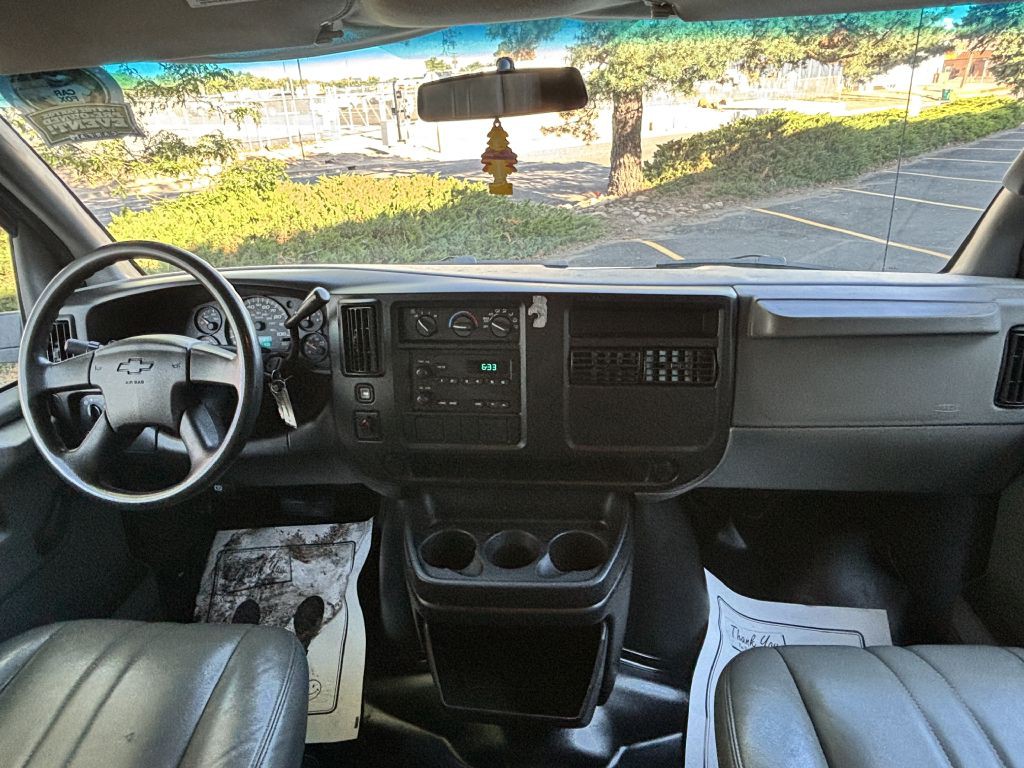 2005 Chevrolet Express Image 17