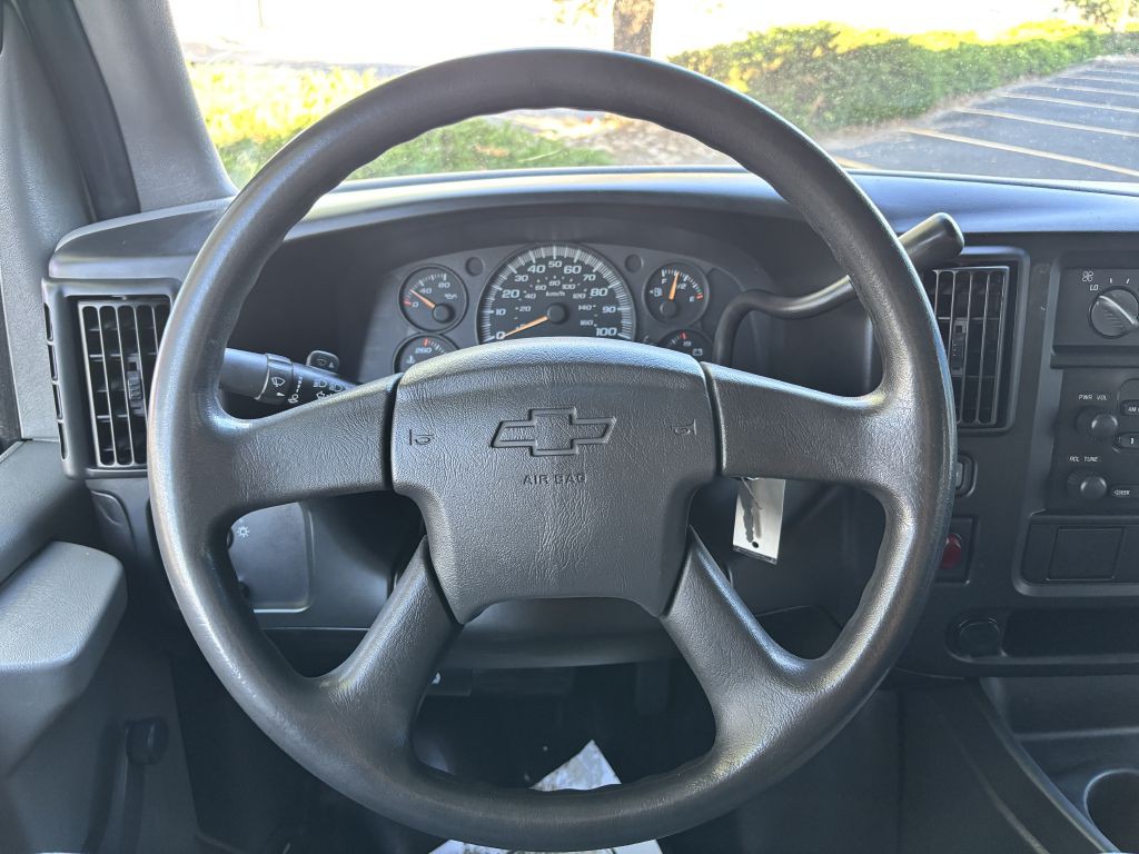 2005 Chevrolet Express Image 18