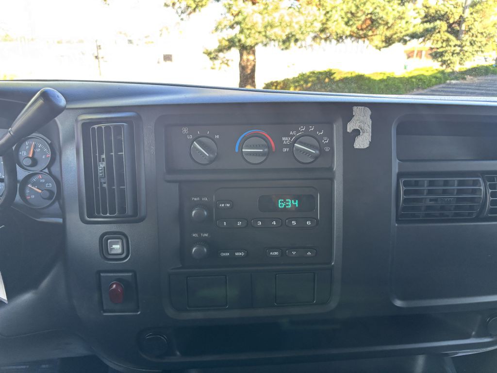 2005 Chevrolet Express Image 20