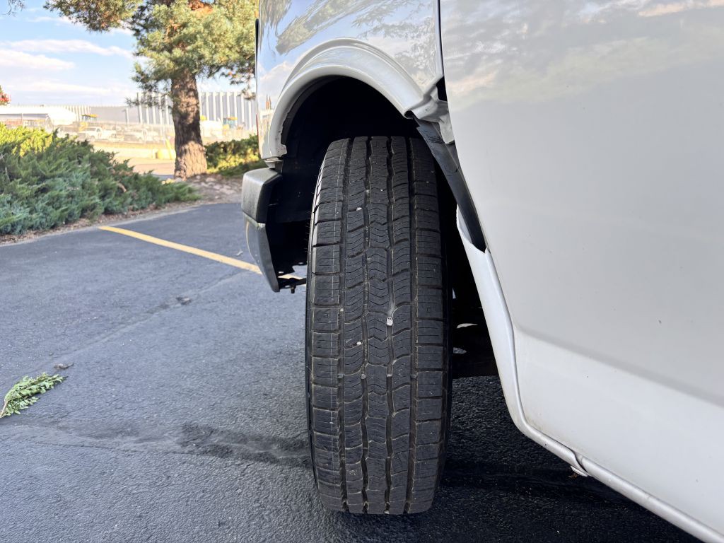2005 Chevrolet Express Image 22