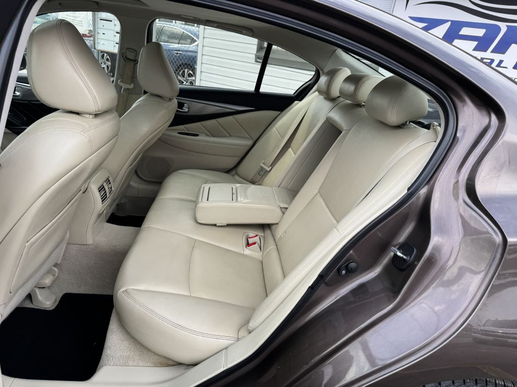 2015 INFINITI Q50 Image 16