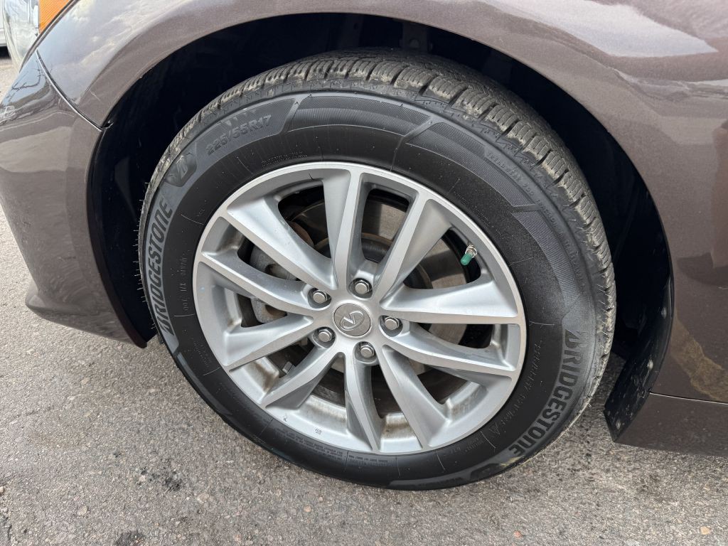 2015 INFINITI Q50 Image 30