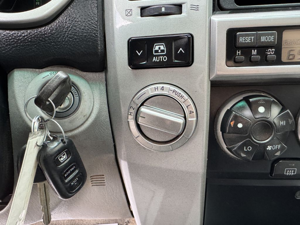 2004 Toyota 4Runner Image 24