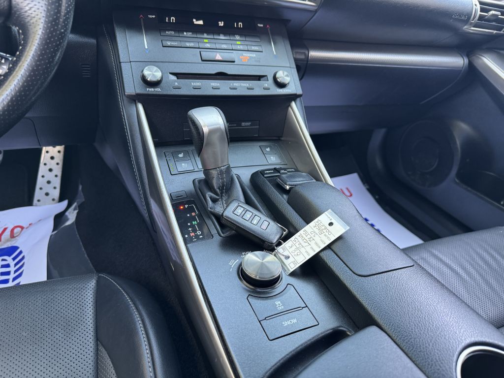 2015 Lexus IS 350 Image 21