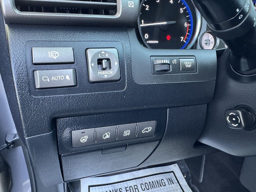 2011 Lexus LX 570 Image 28