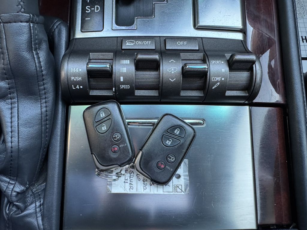 2011 Lexus LX 570 Image 30