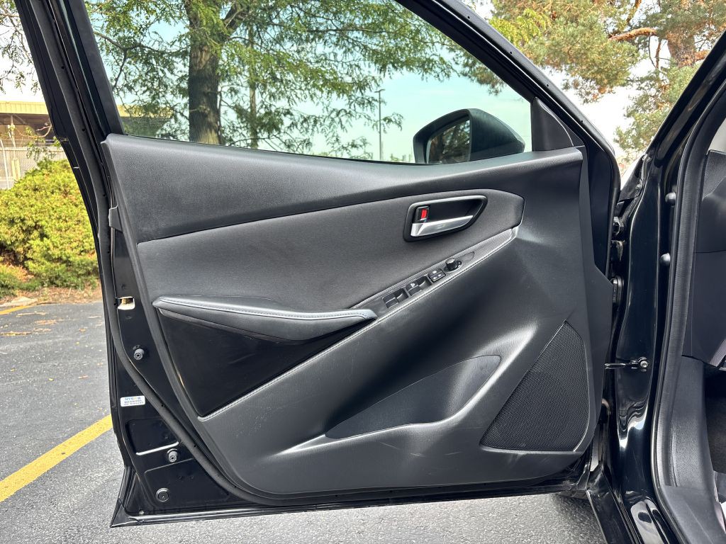 2017 Toyota Yaris Image 15
