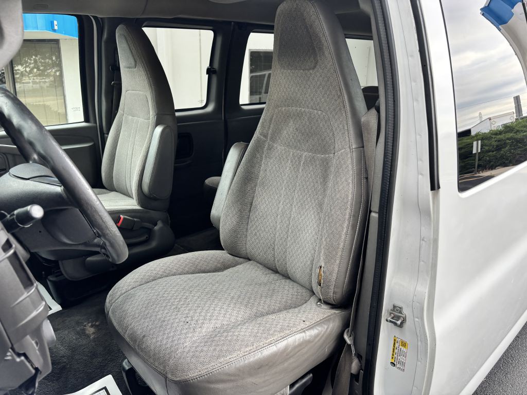 2016 Chevrolet Express Image 12