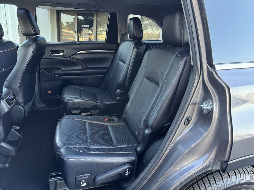 2016 Toyota Highlander Image 16