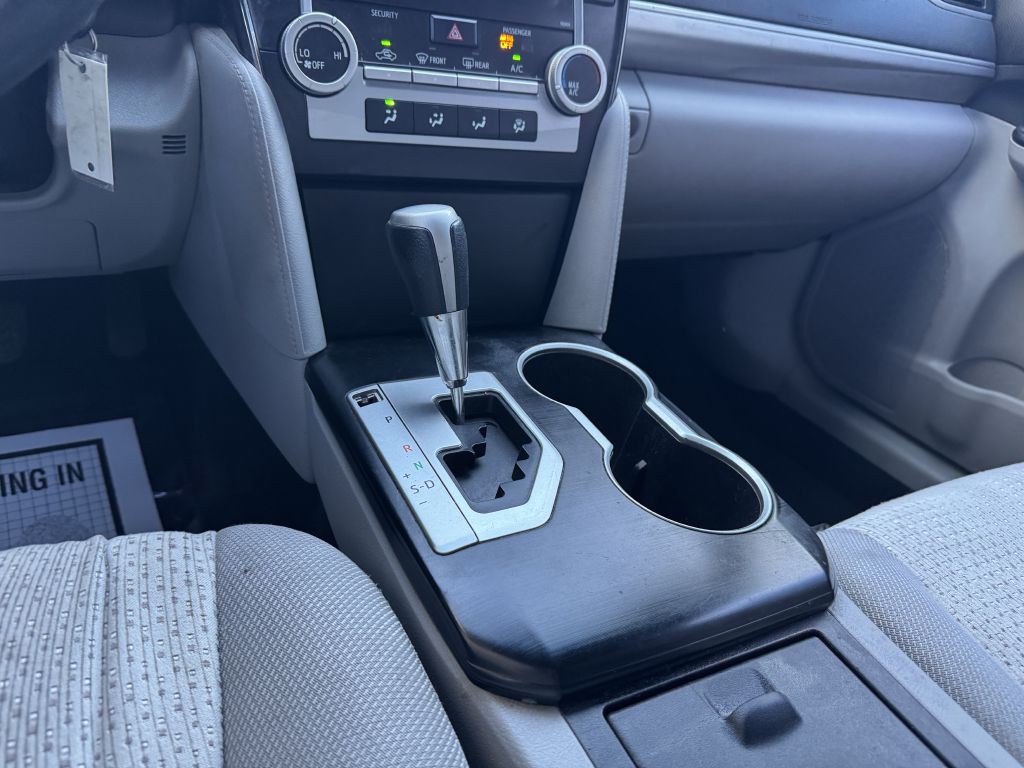 2014 Toyota Camry Image 19