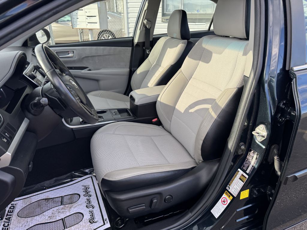 2017 Toyota Camry Image 12