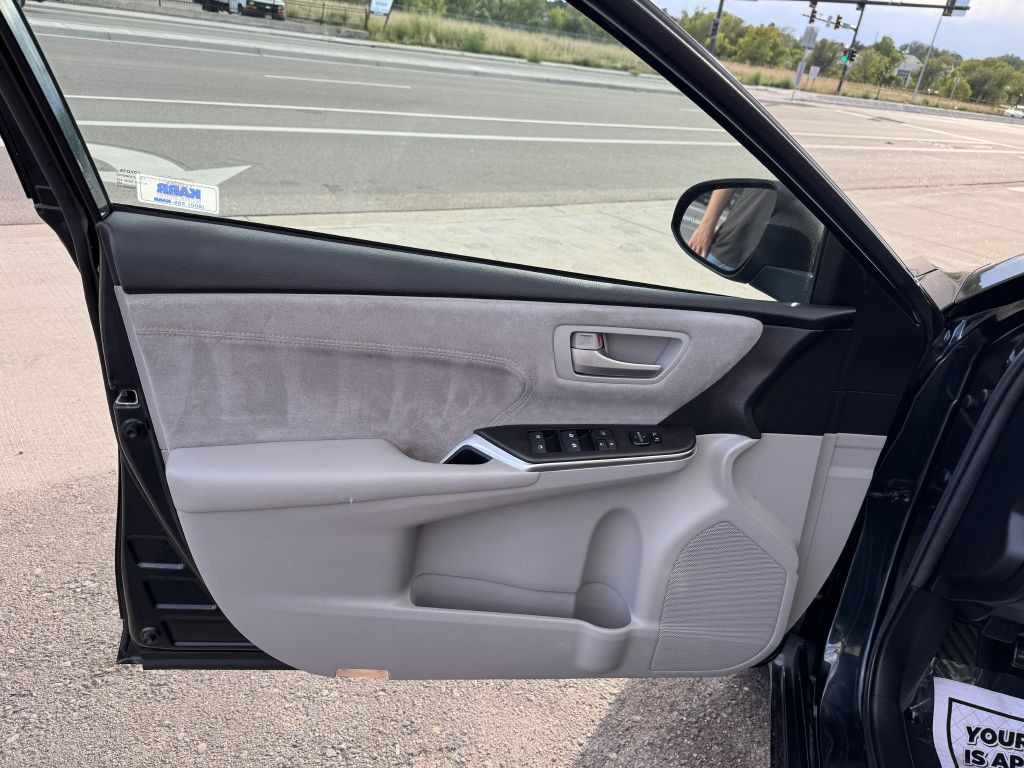 2017 Toyota Camry Image 15