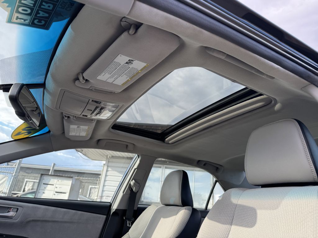 2017 Toyota Camry Image 16